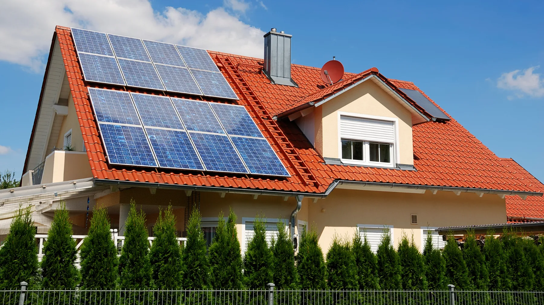 Panouri fotovoltaice instalate pe acoperiș